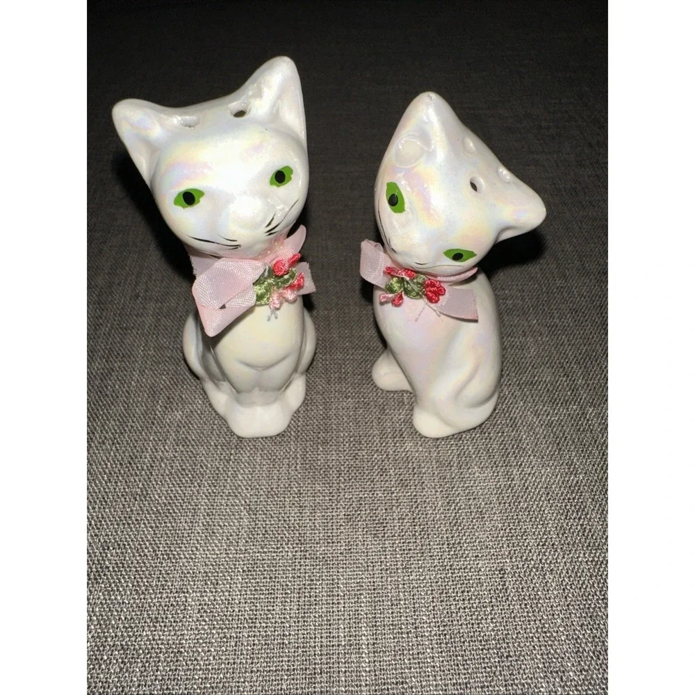 Vintage Artmark White‎ Cat Salt & Pepper Shakers 4.25